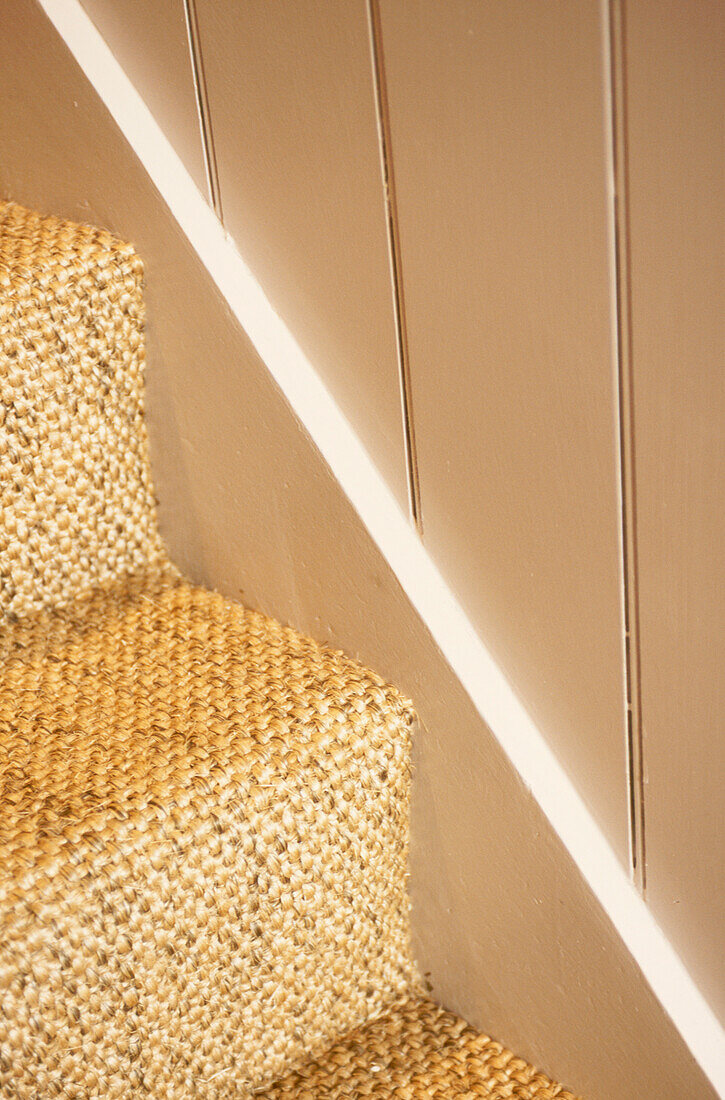 Kokosfasermatten auf einer Treppe mit Nut- und Federverkleidung