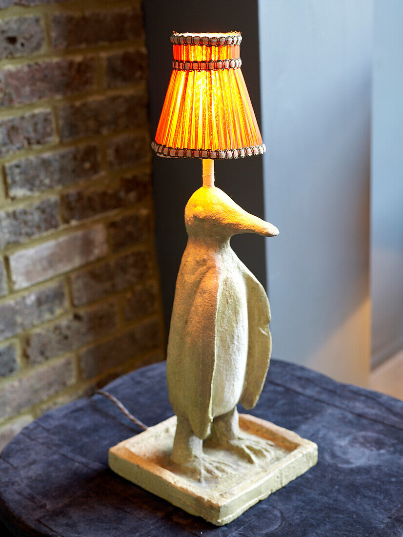 Pinguin-Tischlampe mit gelbem Lampenschirm