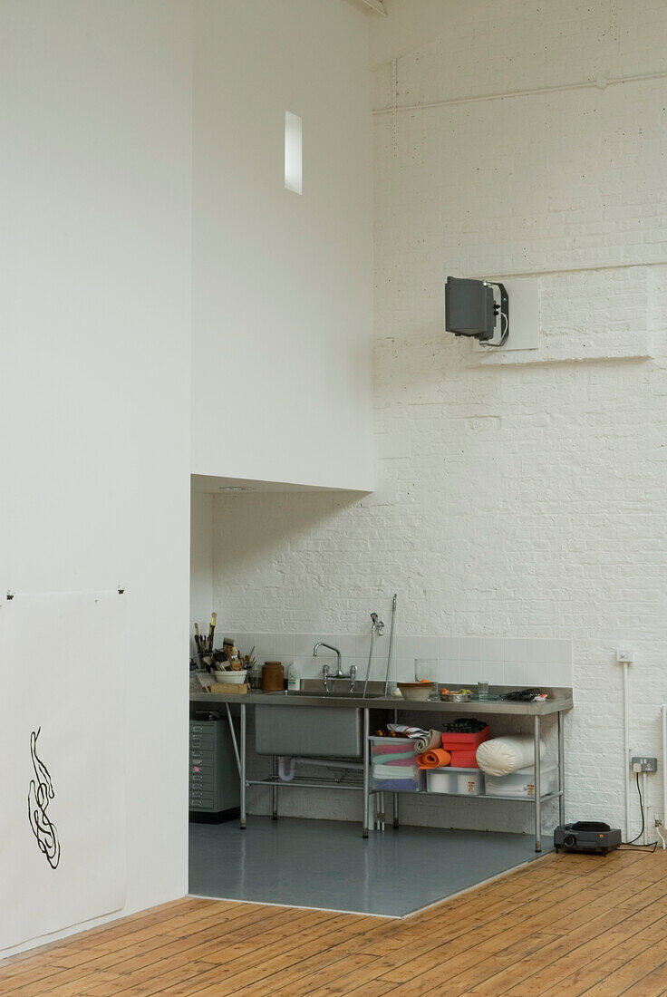 Weiß getünchte Industrieküche in einem umgebauten Lagerhaus