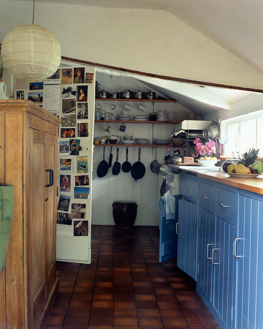 Landhausküche mit Postkartenaufsteller an der Tür