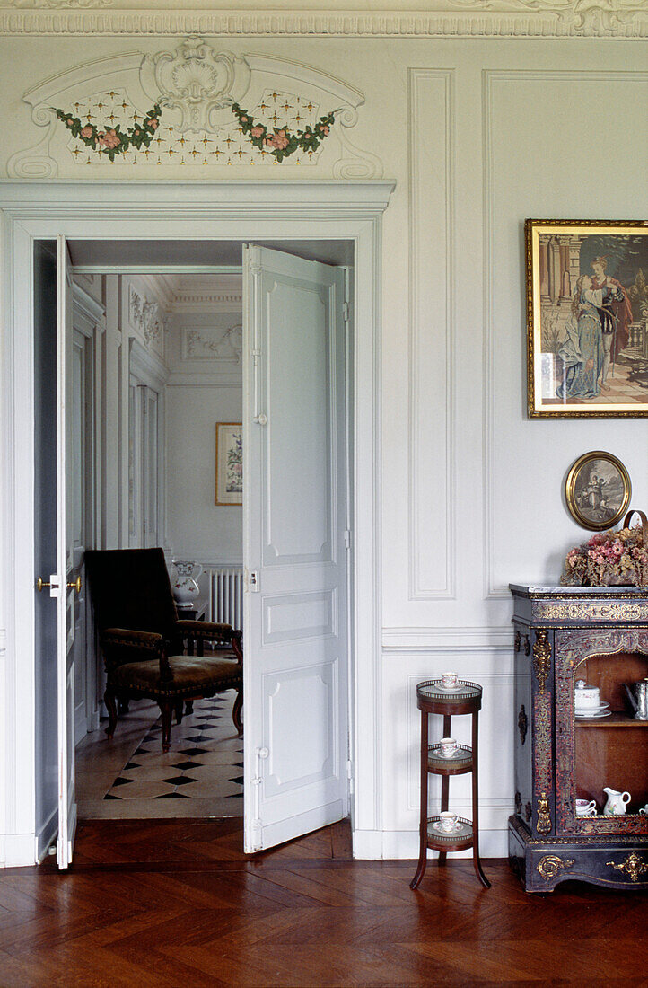 Französischer Wohnungseingang mit antiken Möbeln und Kunstwerken