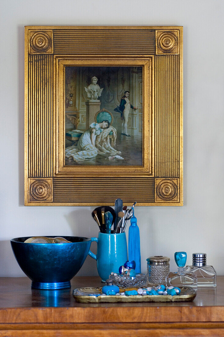 Vergoldetes gerahmtes Gemälde mit einer Gruppe von blauen und türkisfarbenen Glas- und Lackobjekten auf einem Frisiertisch