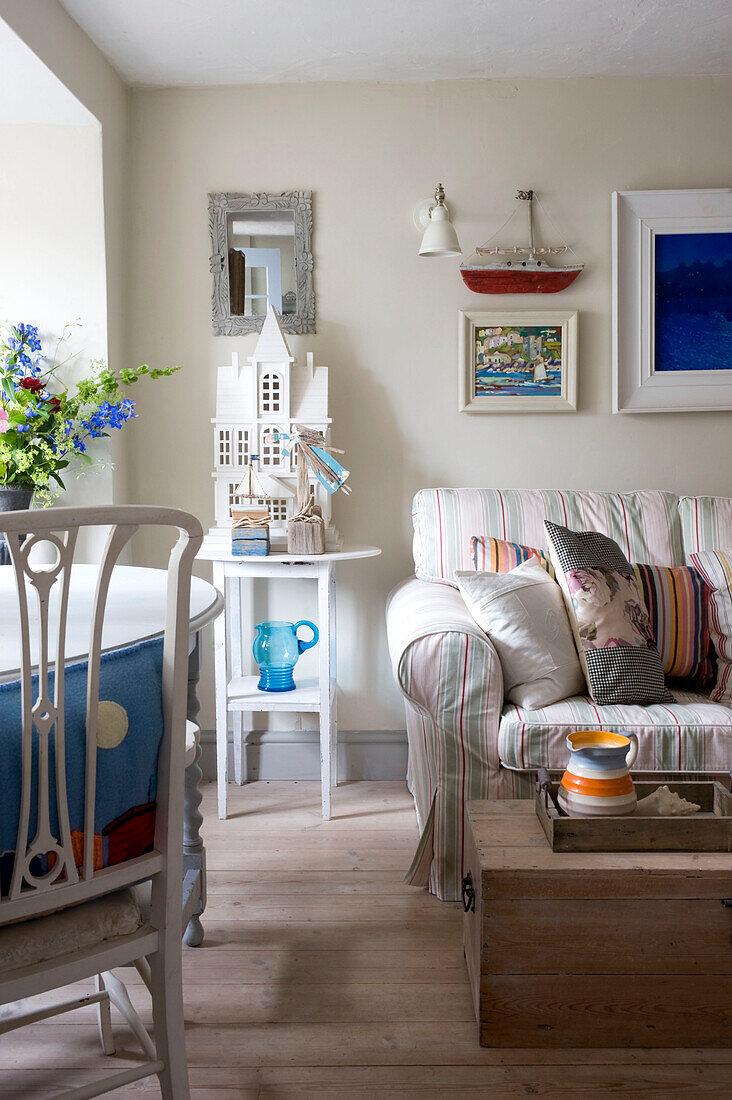 Modernes pastellfarbenes Wohnzimmer mit nautischen Themen