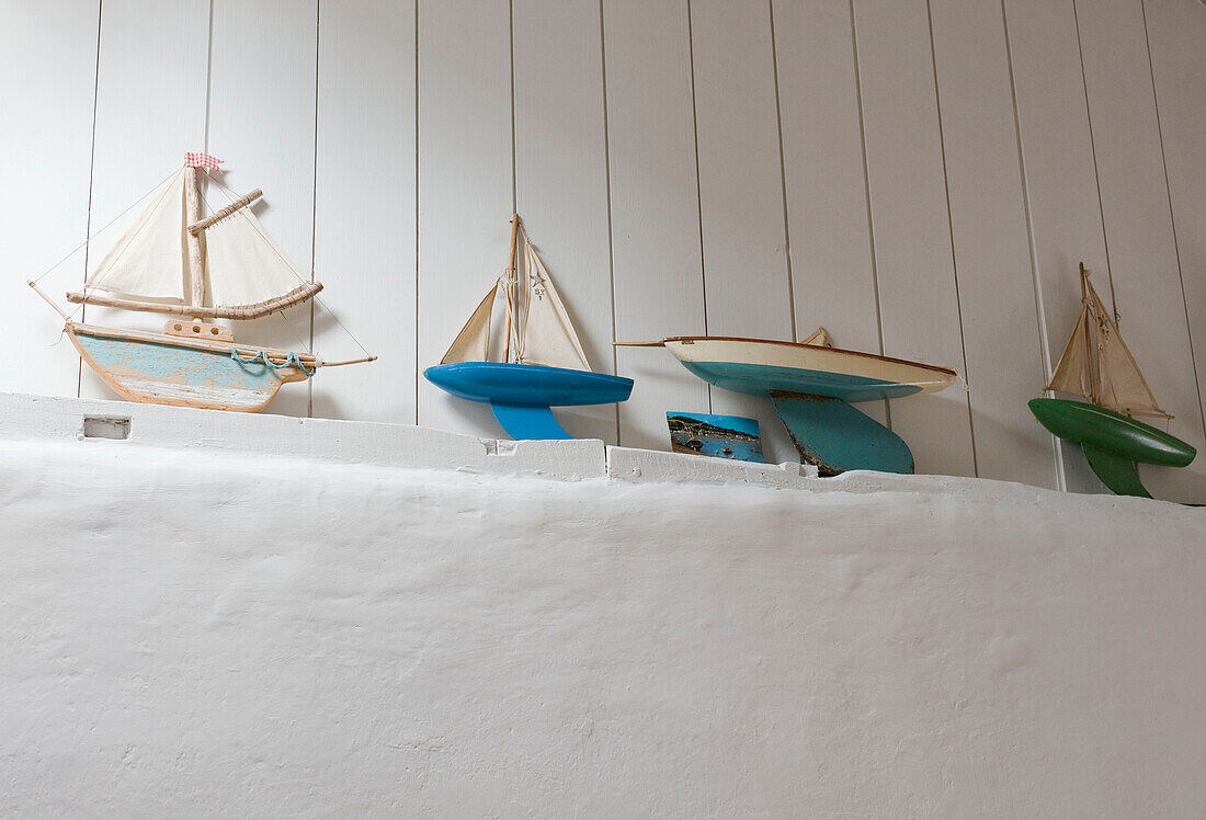 Modell-Segelboote auf Wandbalken, flacher Blickwinkel