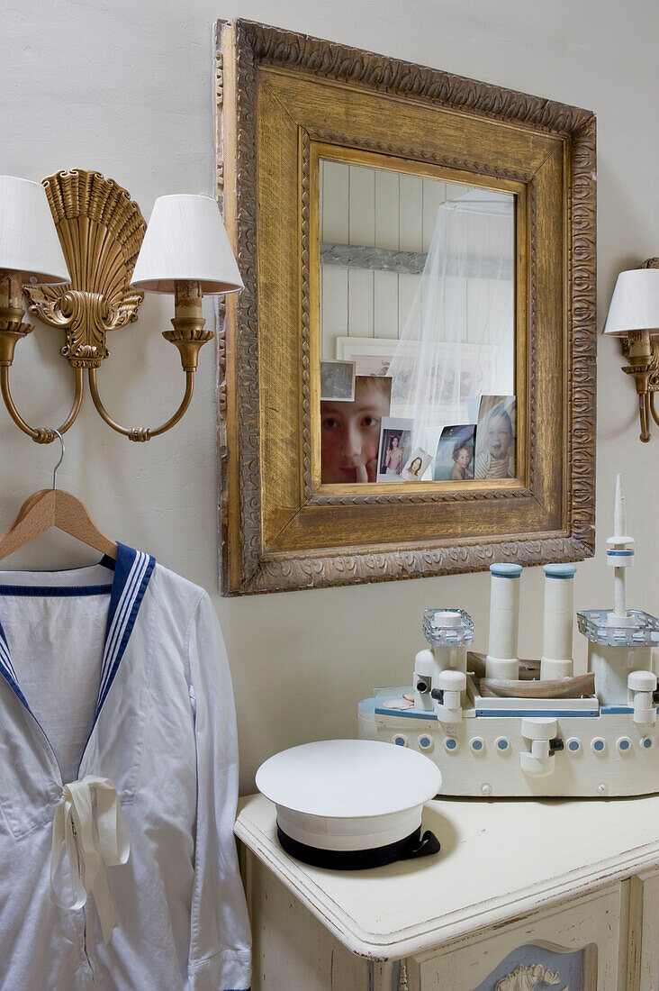 Spiegel und Dekoration in einem eleganten Schlafzimmer