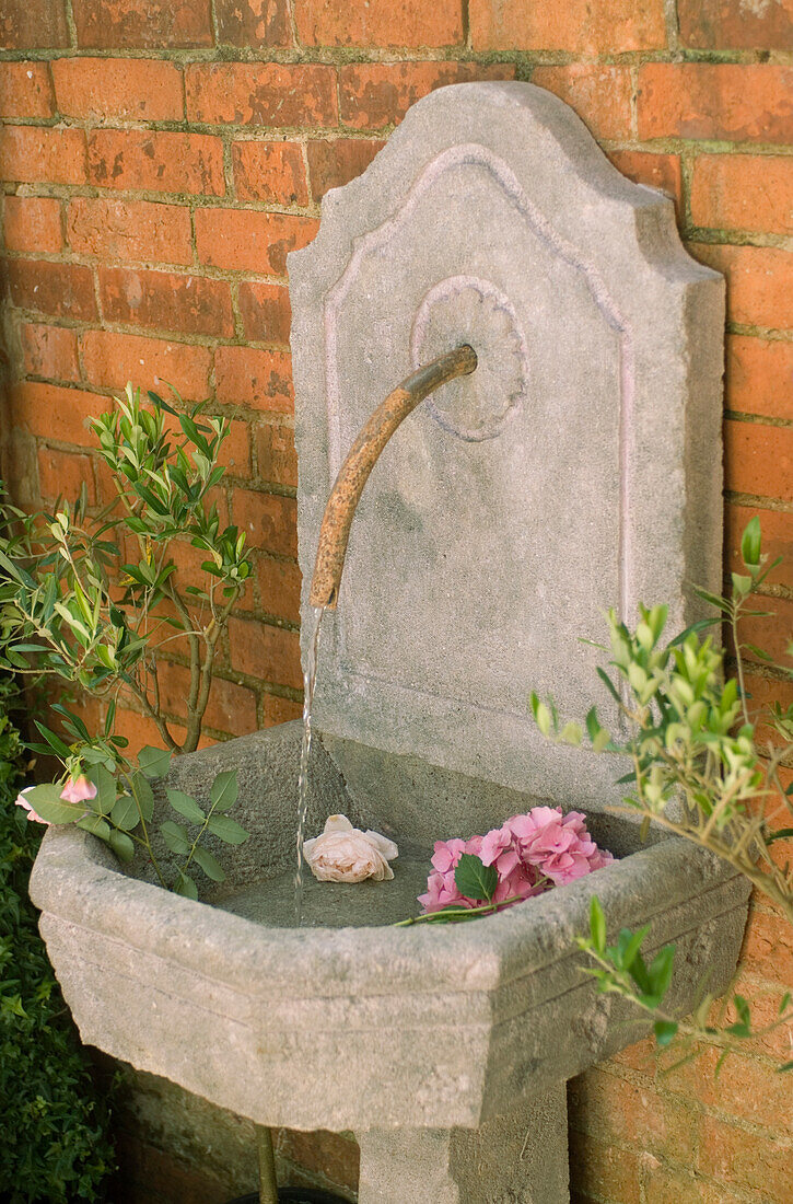 Water feature in Oxford country garden 