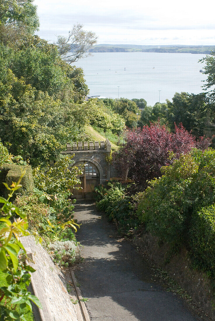 Zinnenwand im Garten in Pembrokeshire mit Blick auf die Bucht von Goodwick