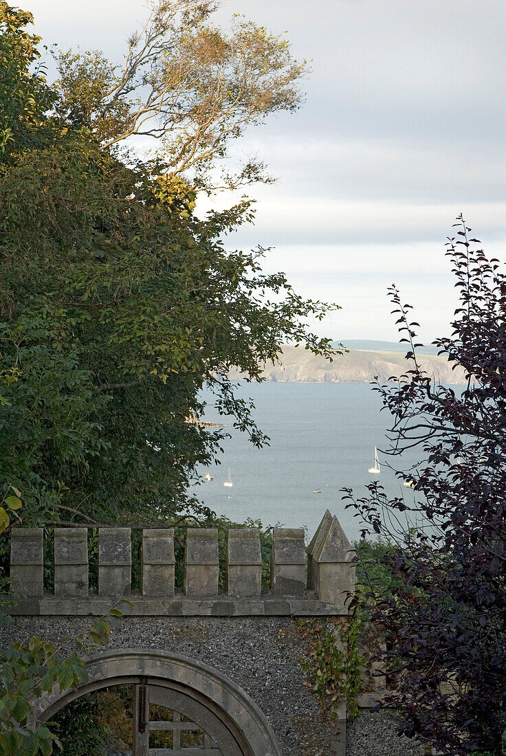 Zinnenwand im Garten in Pembrokeshire mit Blick auf die Bucht von Goodwick