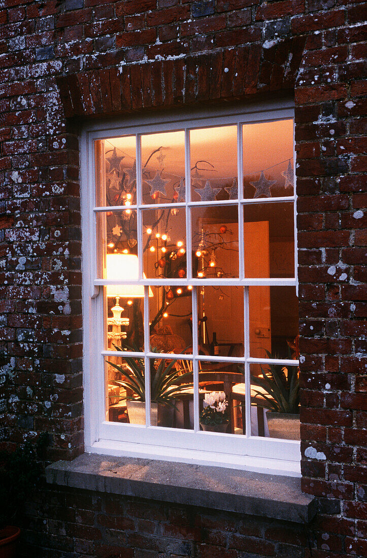 Gemütliches Wohnzimmer Innenansicht durch Fenster