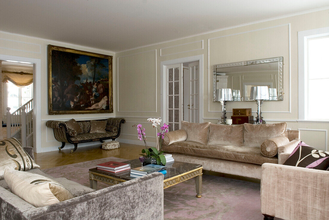 Eklektisches Wohnzimmer mit Sofa und Orchidee auf dem Tisch