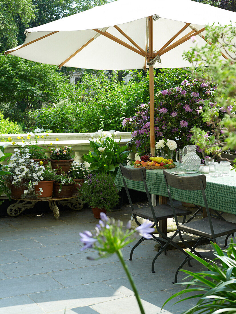 Gartenterrasse mit gedecktem Tisch