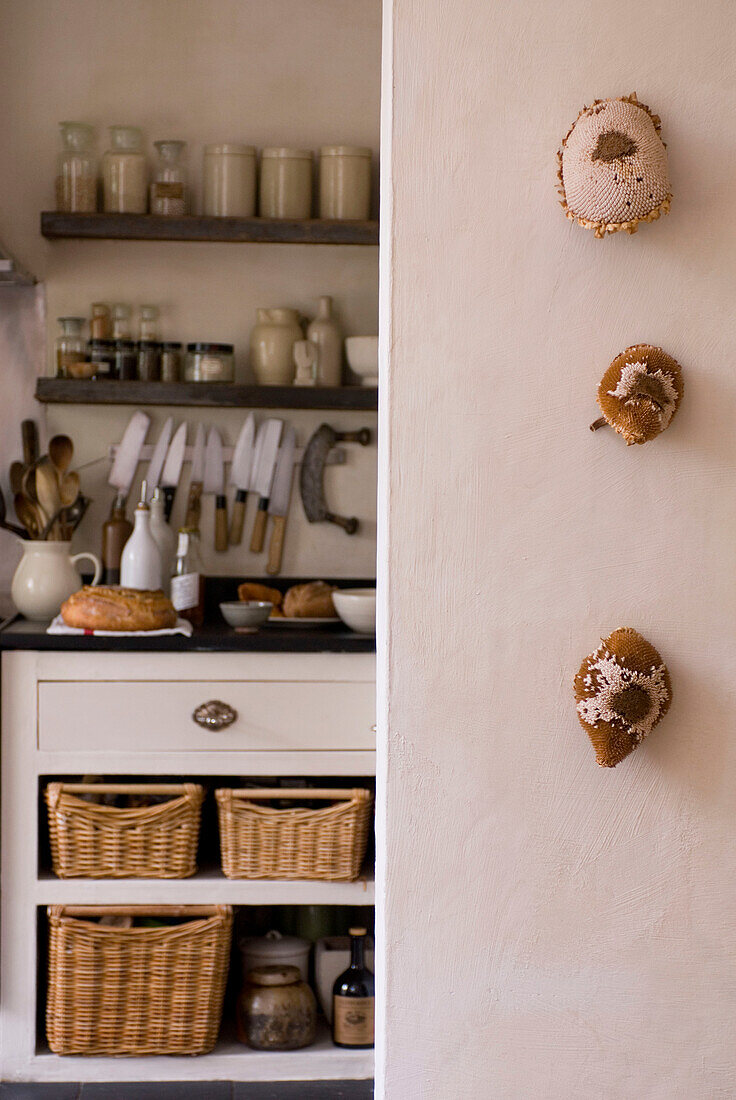 Dekoration an der Wand in einer modernen Küche