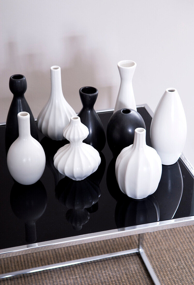 Sammlung von kleinen modernen Vasen