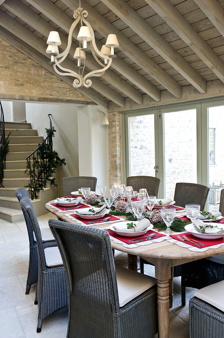 Gedeckter Esstisch für das Weihnachtsessen in einem Bauernhaus in Wiltshire