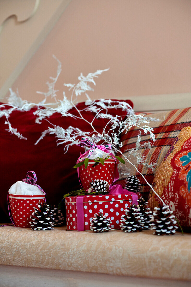 Weihnachtsdekoration und Geschenkboxen mit Kissen