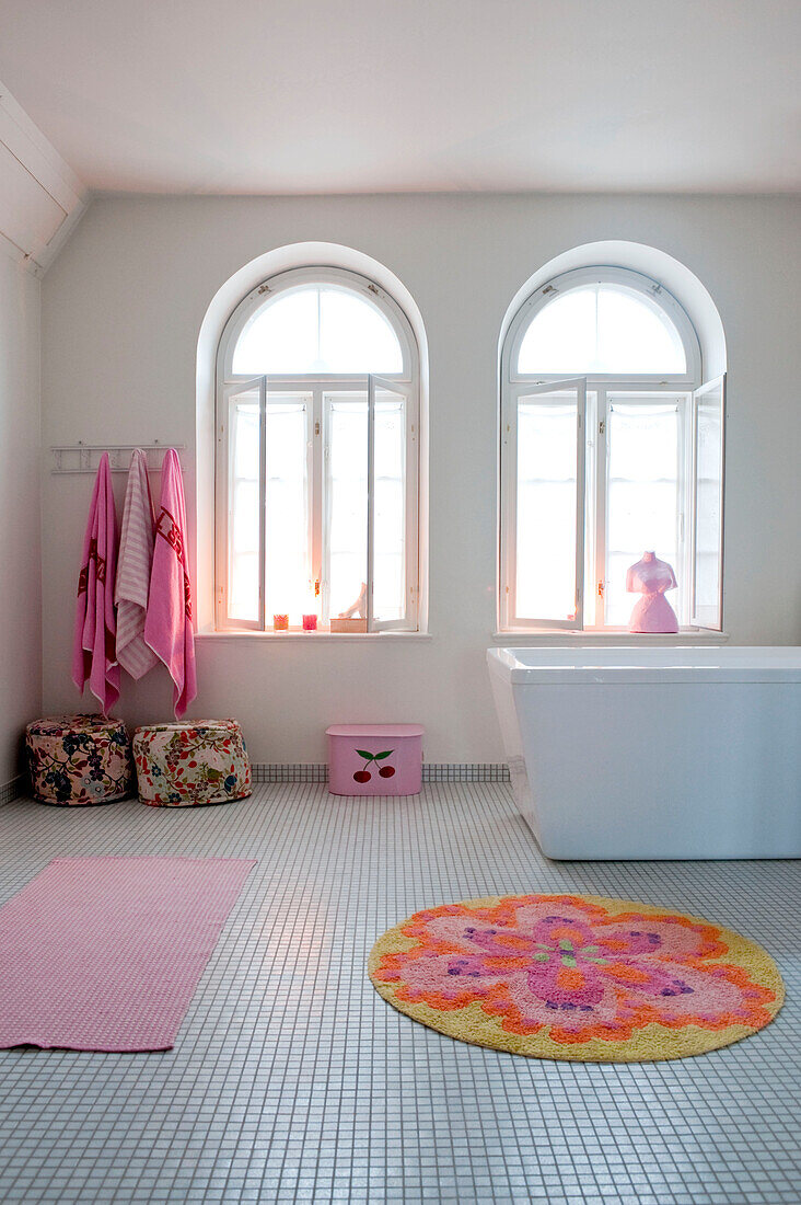 Gewölbte Fenster in einem gefliesten Badezimmer in Odense