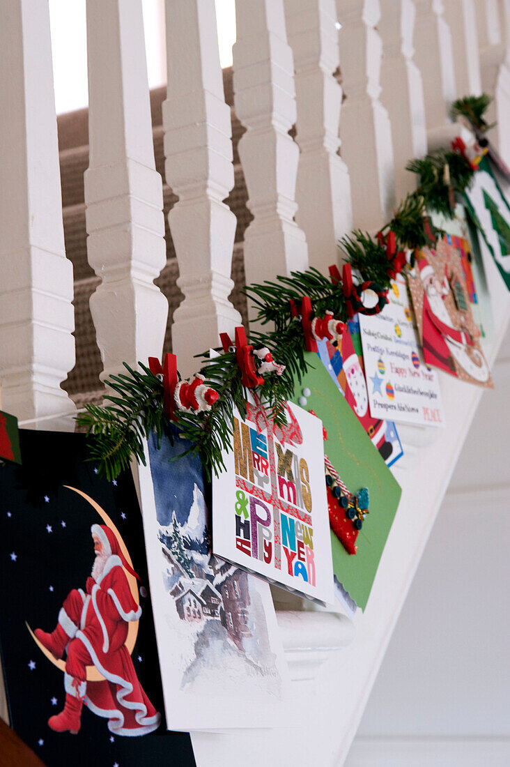Treppengeländer mit Weihnachtsdekoration und Karten geschmückt