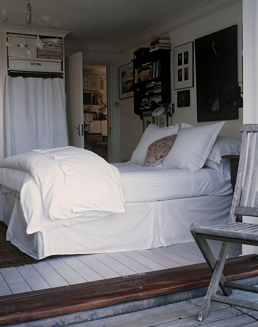 Schlafzimmer mit Holzstuhl