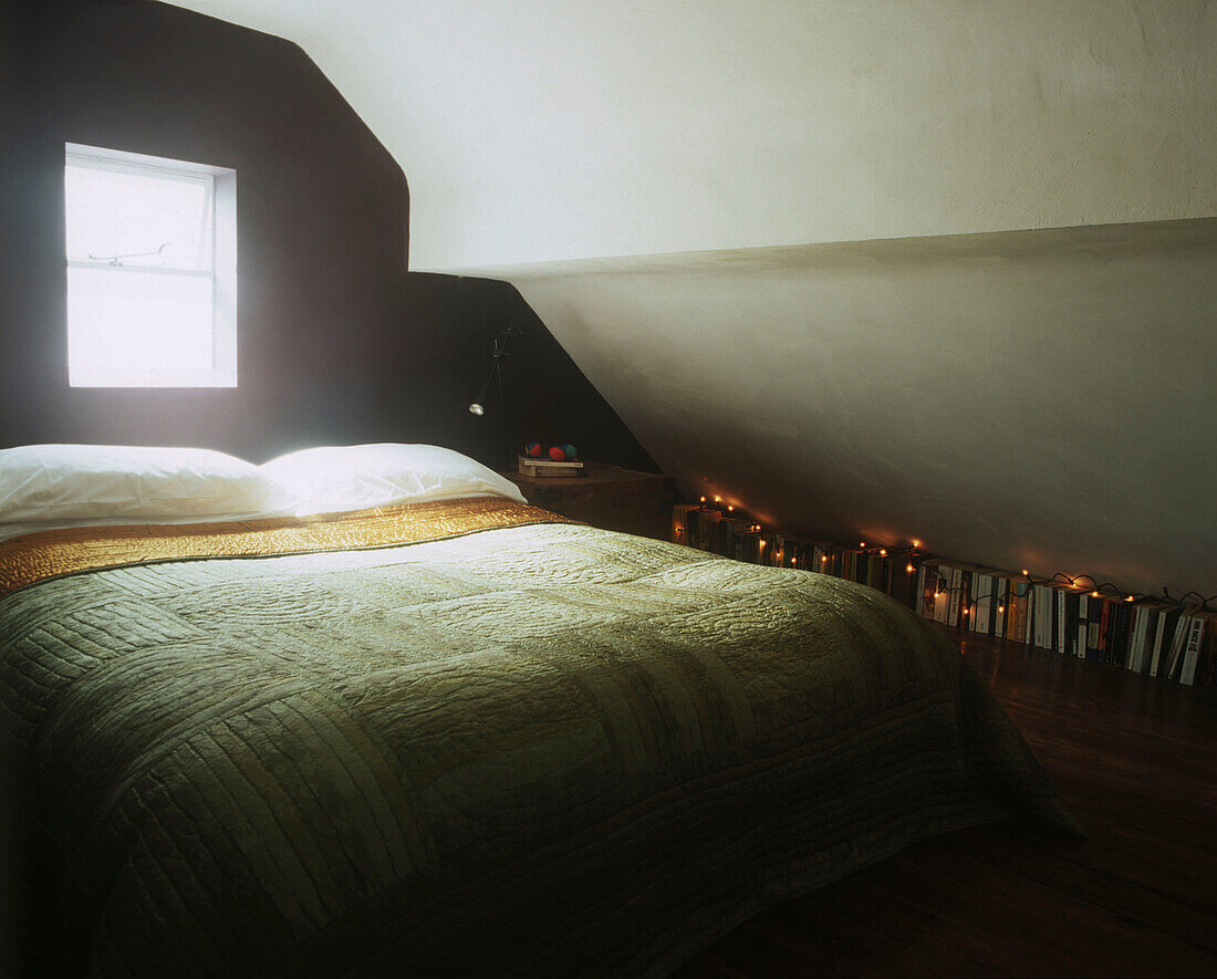 Innenraum eines Schlafzimmers mit großem Bett