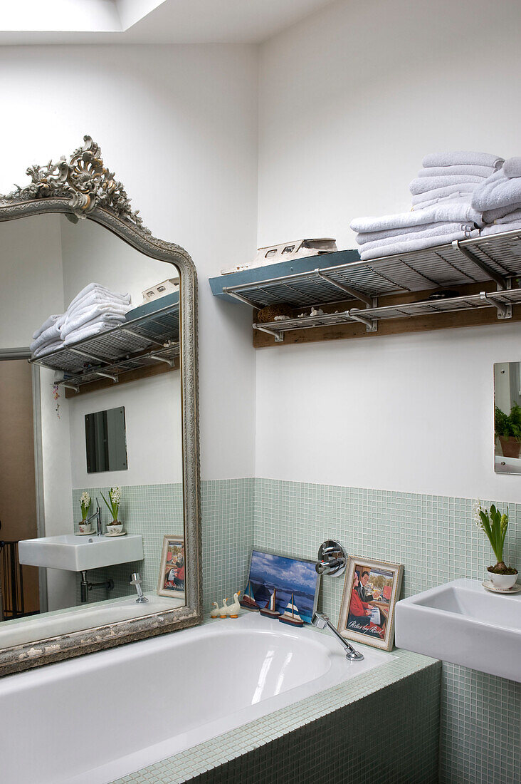 Badezimmer mit großem dekorativen Spiegel