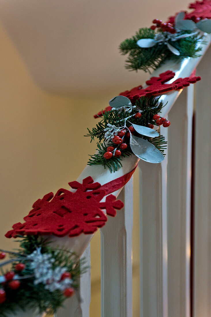 Handgefertigter Weihnachtsschmuck am Treppengeländer in einem Haus in London UK