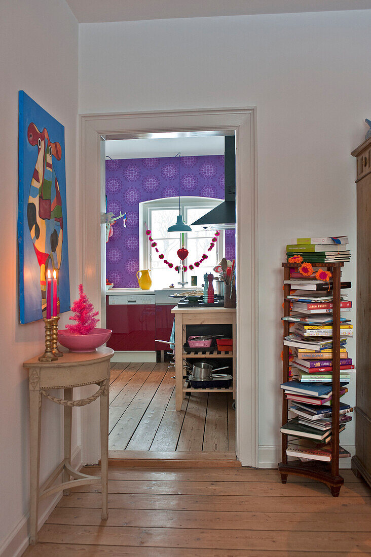 Bücherregal im Flur zur Küche in einem modernen Einfamilienhaus in Odense, Dänemark