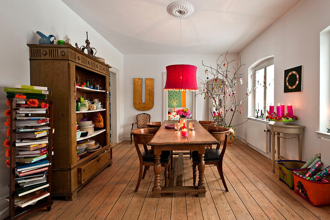 Rosafarbener Lampenschirm über einem hölzernen Esstisch in einem modernen Einfamilienhaus in Odense, Dänemark
