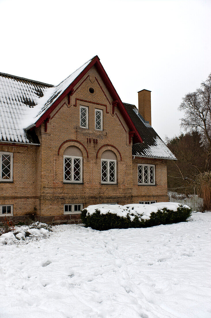 Pultdach und Fensterdetail eines Einfamilienhauses in Odense, Dänemark