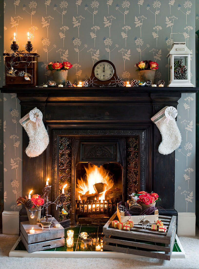 Weihnachtsstrümpfe hängen an einem Kamin in einem Londoner Haus