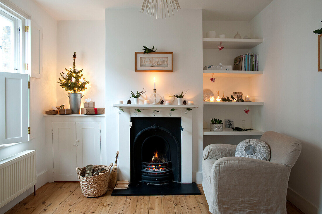 Eingepackte Geschenke unter dem Weihnachtsbaum mit originalem Kamin in Richmond-on-Thames, London