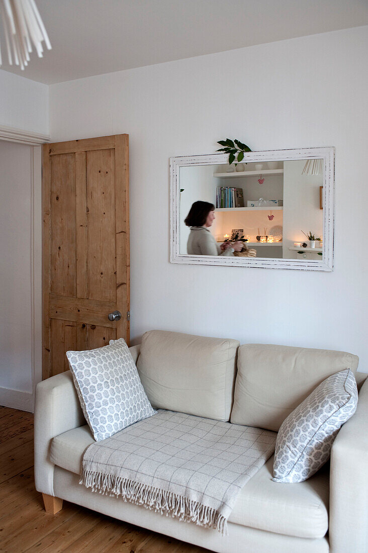 Rechteckiger Spiegel über cremefarbenem Sofa im Wohnzimmer in Richmond-on-Thames
