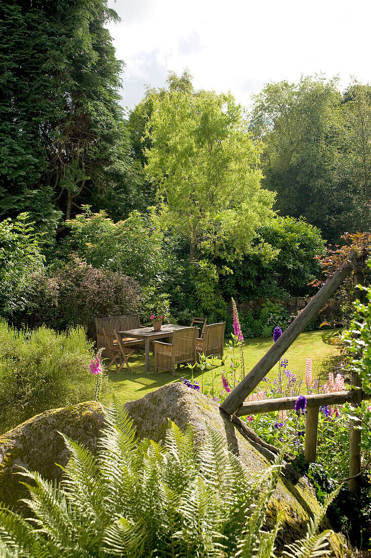 Außenmöbel in einem Garten in Devon