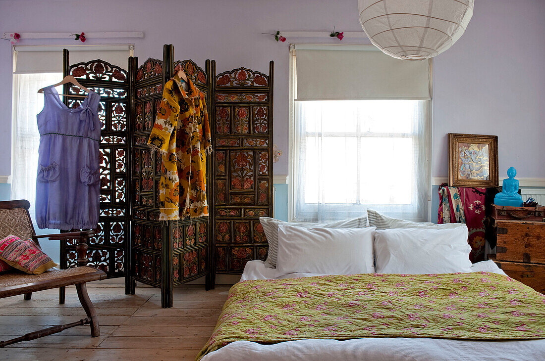 Futonbett und Faltwand im Schlafzimmer eines britischen Hauses