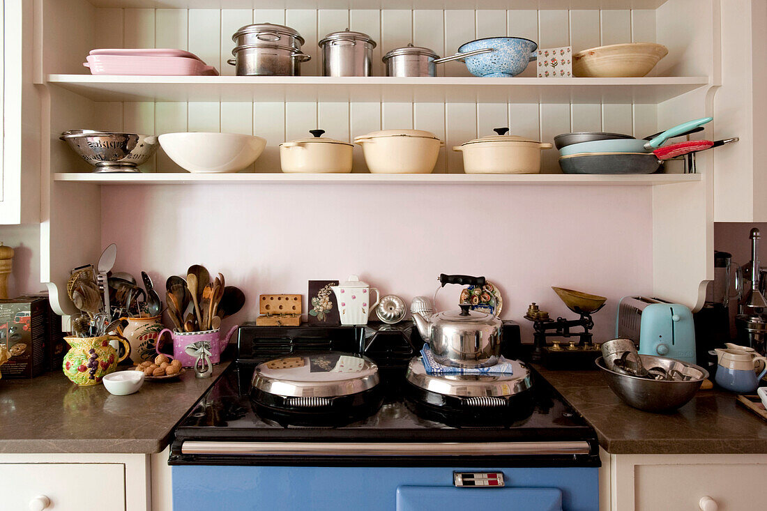 Küchenutensilien auf offenem Regal mit Wasserkocher auf dem Ofen in einem Londoner Haus UK