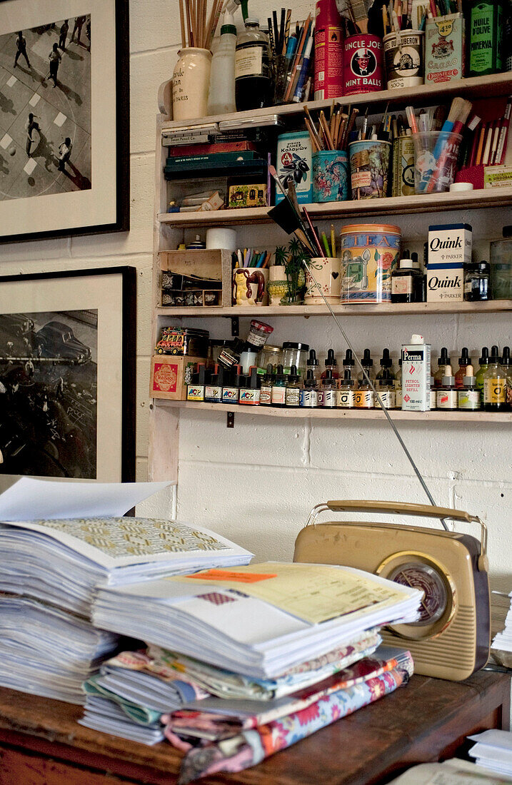 Werkbänke im Atelier mit Radio und Tinte in einem Haus in London UK