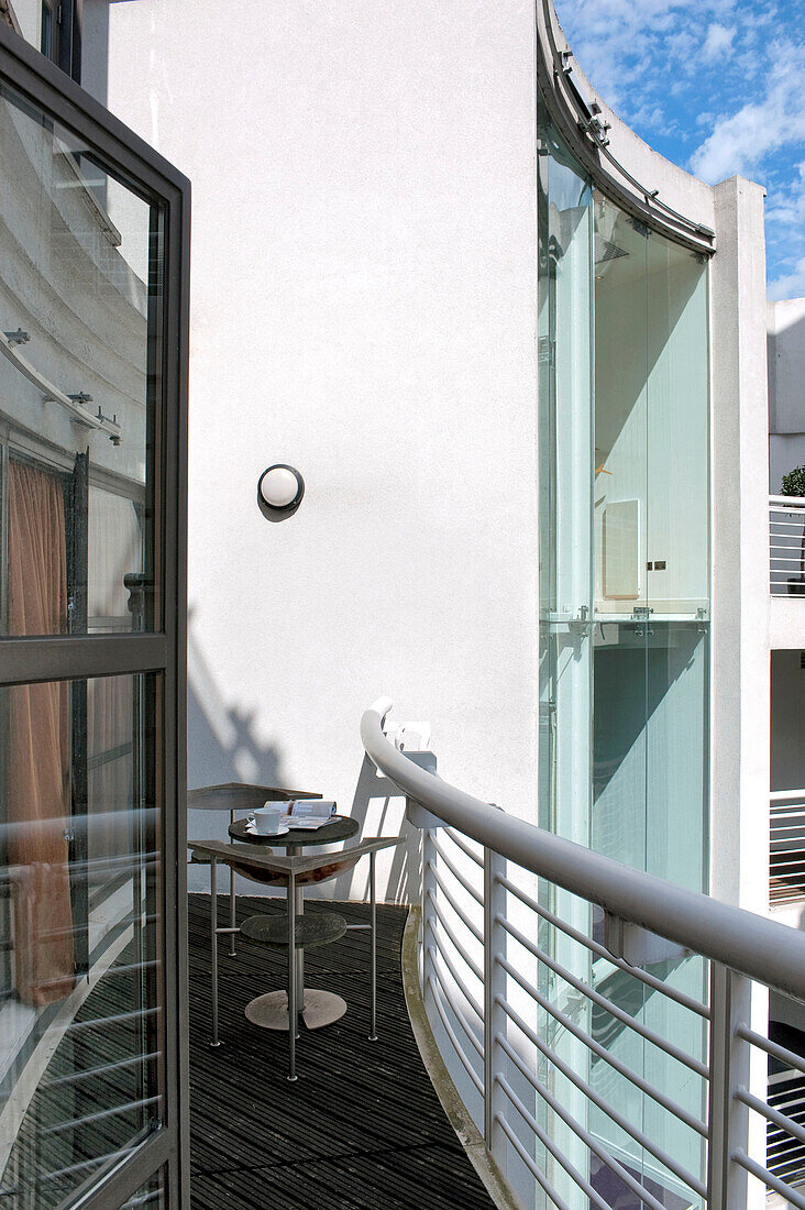 Offene Tür zum Balkon einer Londoner Wohnung England UK
