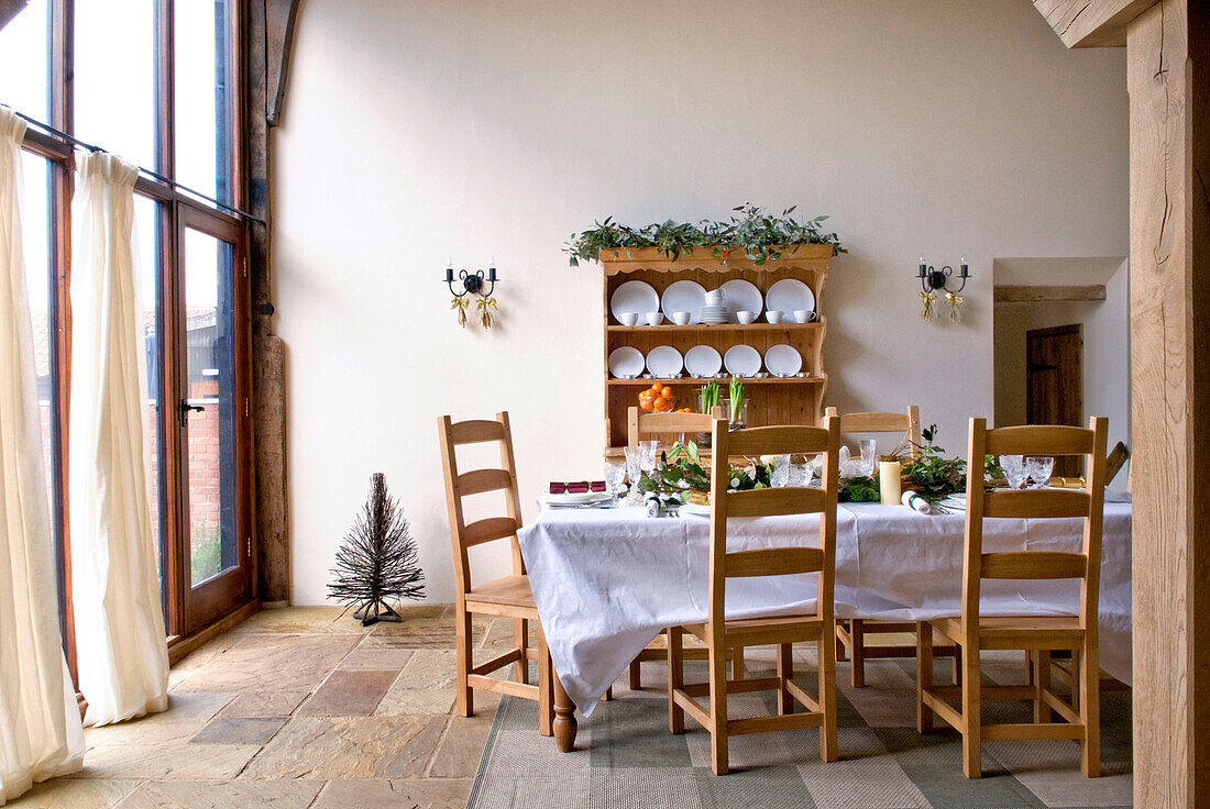 Weihnachtlicher Esstisch mit Küchenkommode in einem ländlichen Haus in Suffolk, England, UK