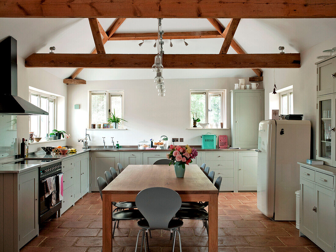 Balkendecke in offener Küche eines Hauses in Suffolk, England UK