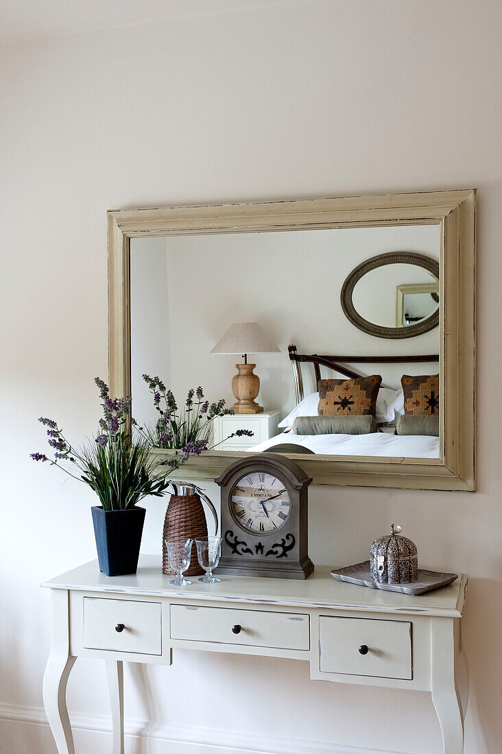Rechteckiger Spiegel über Schminktisch mit Lavendeltopf und Uhr in einem Haus in Canterbury (England)