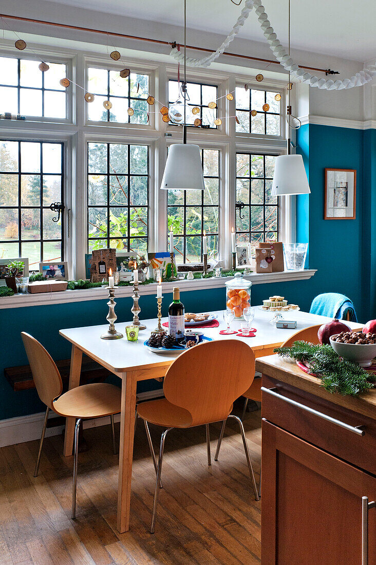 Küchentisch am Fenster ohne Vorhang in der Küche eines Hauses in Forest Row, Sussex, England, UK