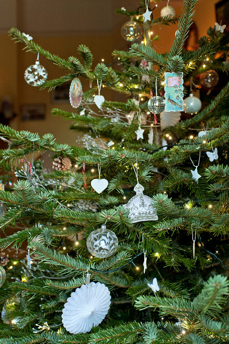 Weihnachtsbaumschmuck in einem Haus der Familie Forest Row, Sussex, England, Vereinigtes Königreich