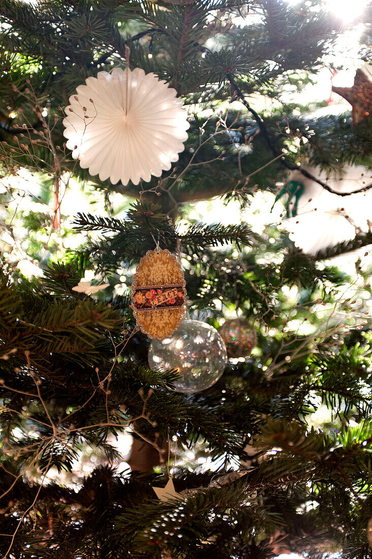 Weihnachtsbaumschmuck im Haus einer Familie in Forest Row, Sussex, England, Vereinigtes Königreich