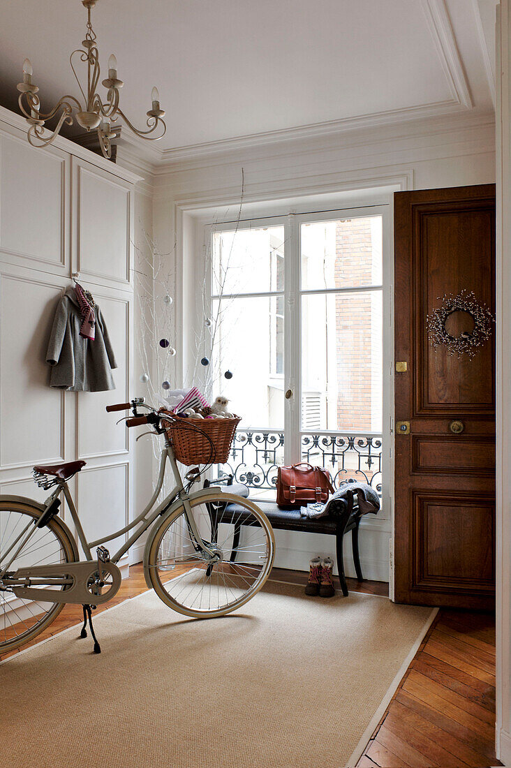 Fahrrad im Hausflur einer Pariser Wohnung, Frankreich