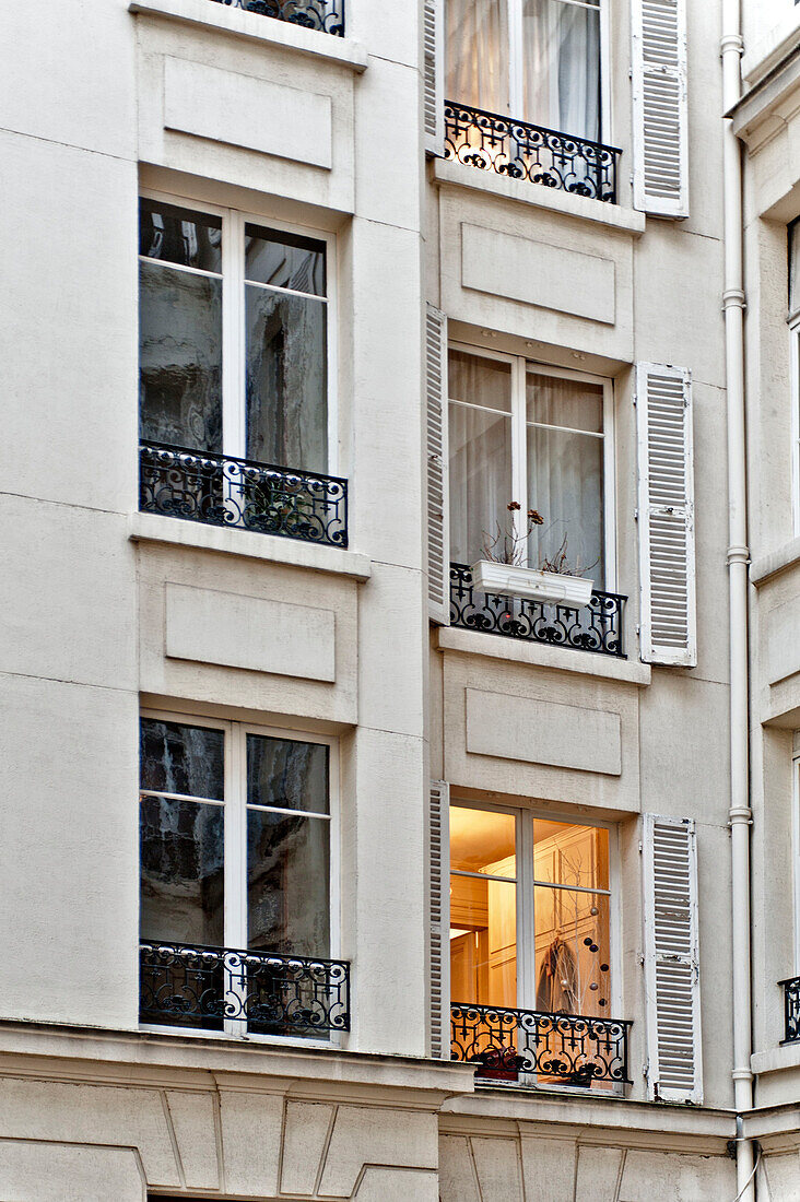Beleuchtetes Äußeres einer Wohnung in Paris, Frankreich
