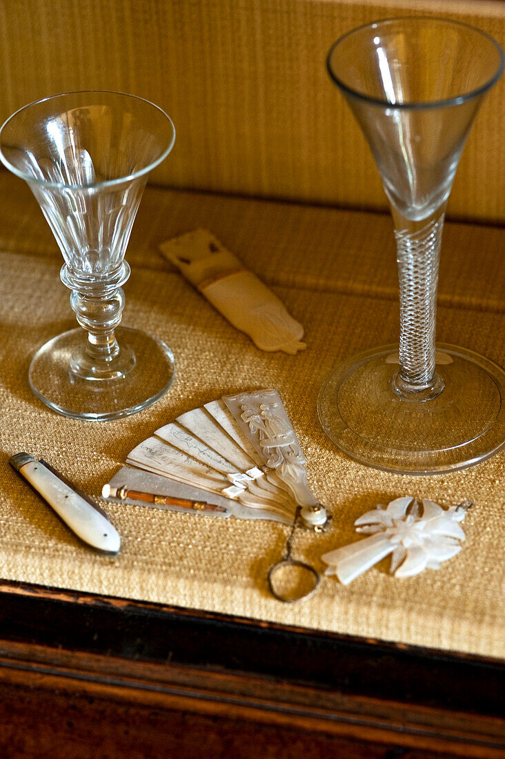 Glaswaren mit elfenbeinfarbenem Fächer und Taschenmesser in einem Haus im ländlichen Suffolk, England UK