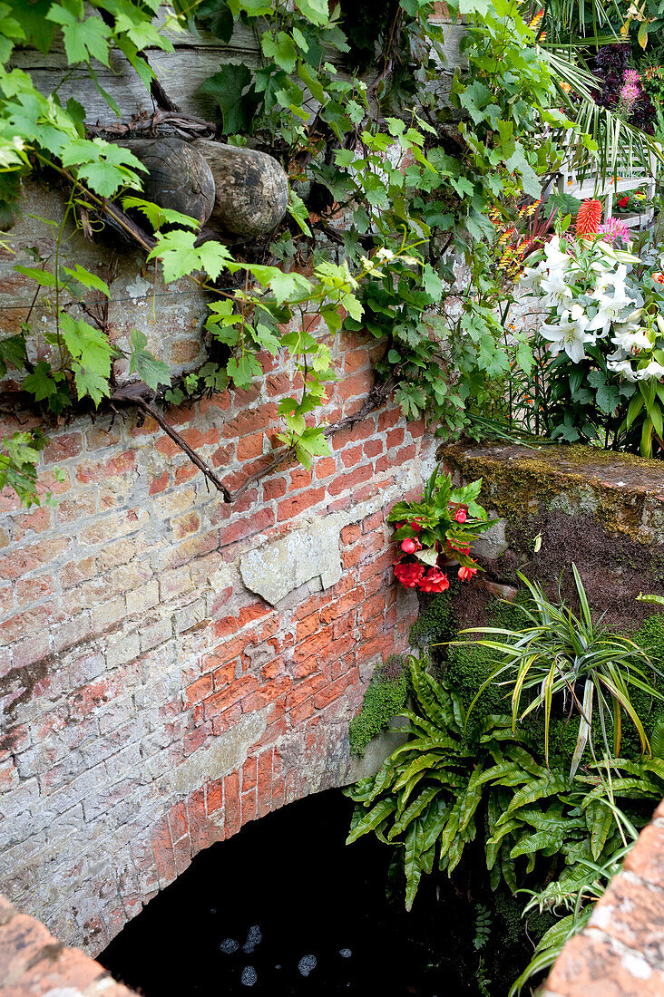 Ziegelsteinsteg im Garten eines Landhauses in Suffolk, England, UK