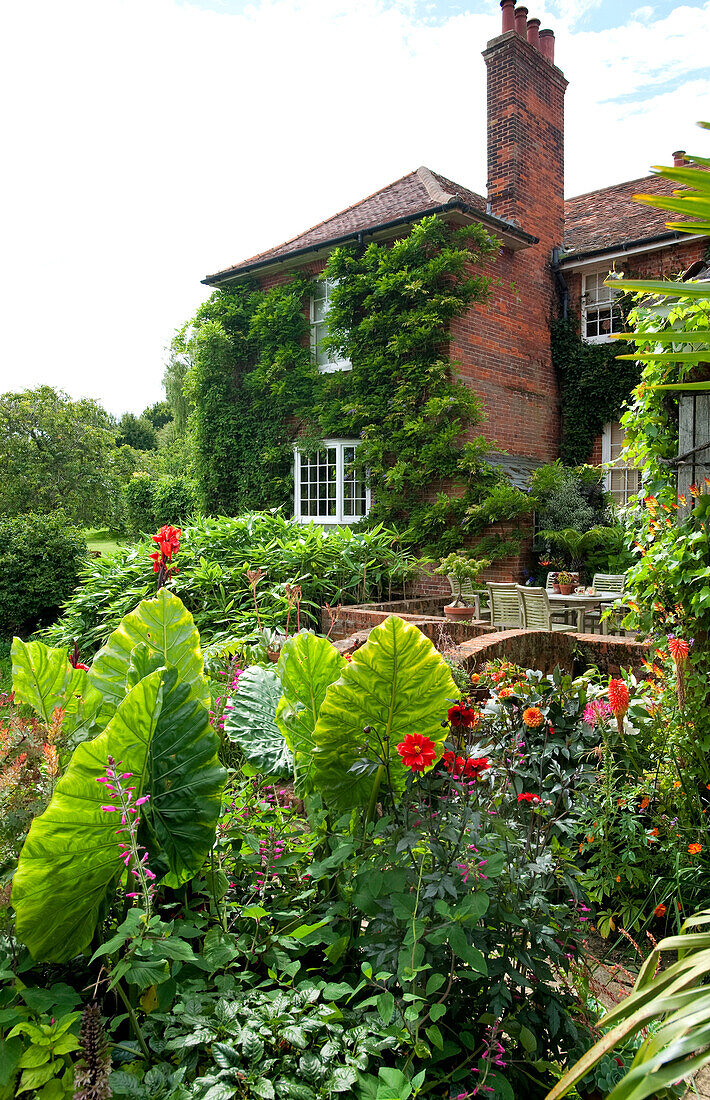 Garten eines Landhauses aus Backstein in Suffolk England UK