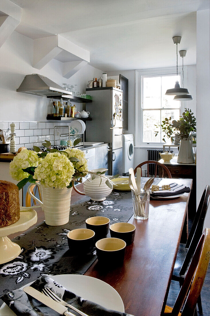 Offene Küche und Esszimmer in einem modernen Haus in London, UK
