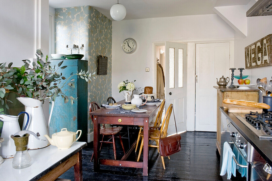 Schultasche auf dem Stuhl am Küchentisch in einem modernen Haus in London, UK