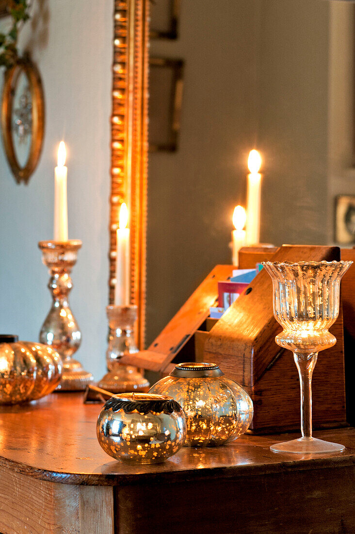 Vintage-Kerzenhalter auf Holztisch mit Spiegel in Haus in Walberton, West Sussex, England, UK